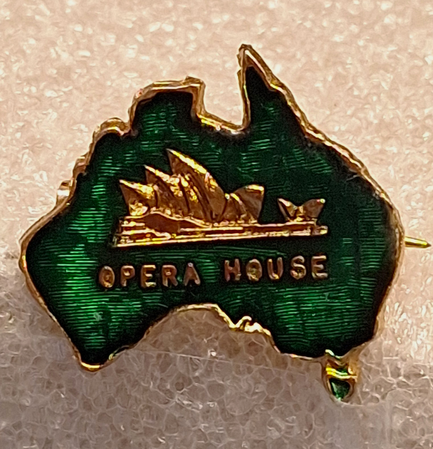 Australia Sydney Opera House Souvenir  Lapel Pin, Pinback.