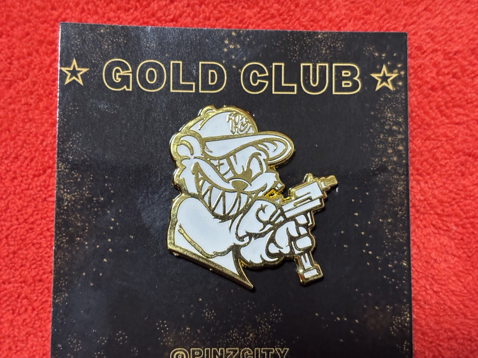 Pinzcity Gold Club Scare Bear Shooter Hat Pin White Gold Glow In The Dark