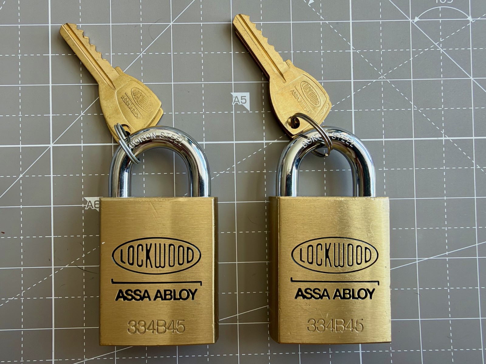 Lockwood 334B45 Padlock - Two original Keys - 334B45/119/KD Lockwood 334B45 Padlock - Two original Keys - 334B45/119/KD