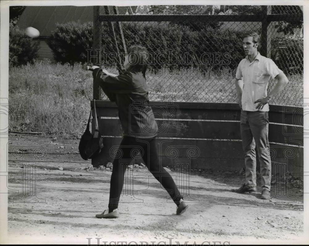 1969 Press Photo Karen Robertson & Dave Stewart at new ball field near I-90