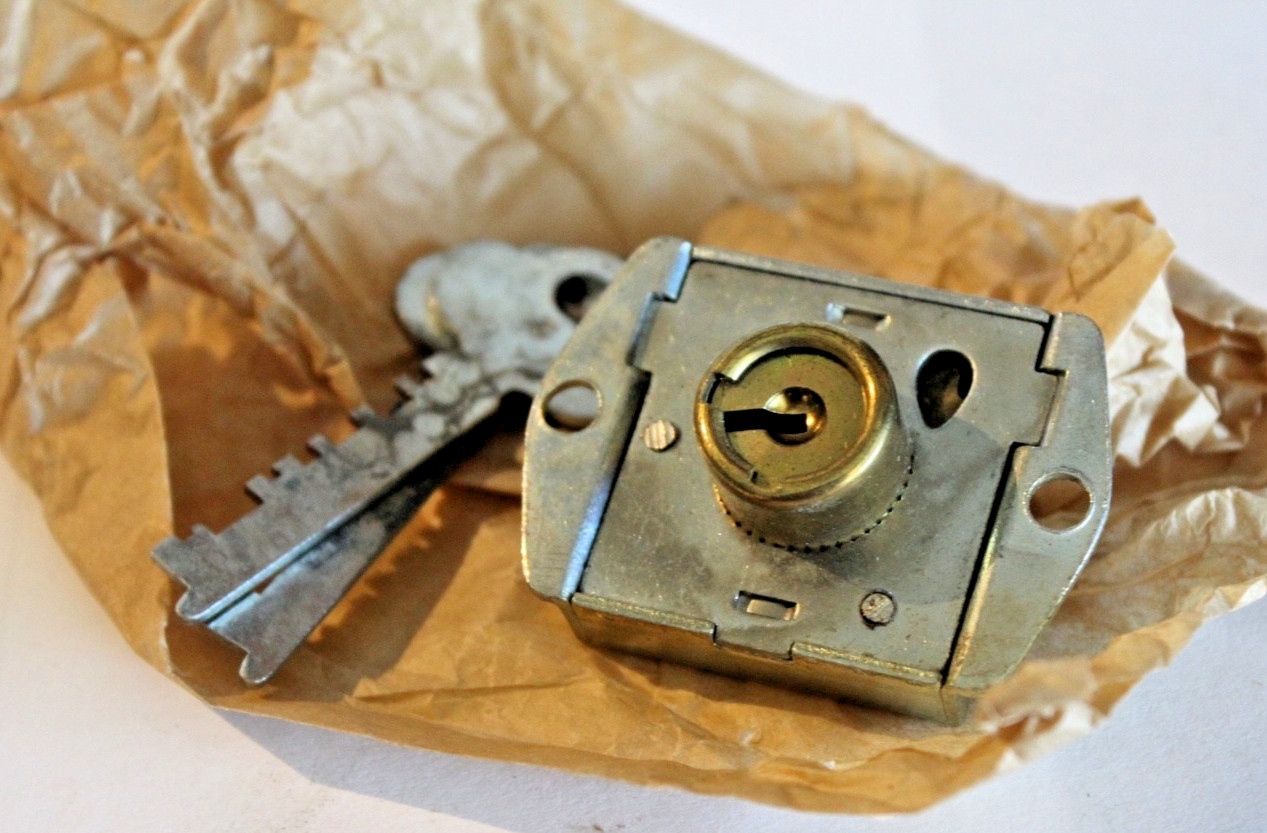 Yale Lock For Mills Vendors, Trade Stimulator, Arcade and some Puritan Bells