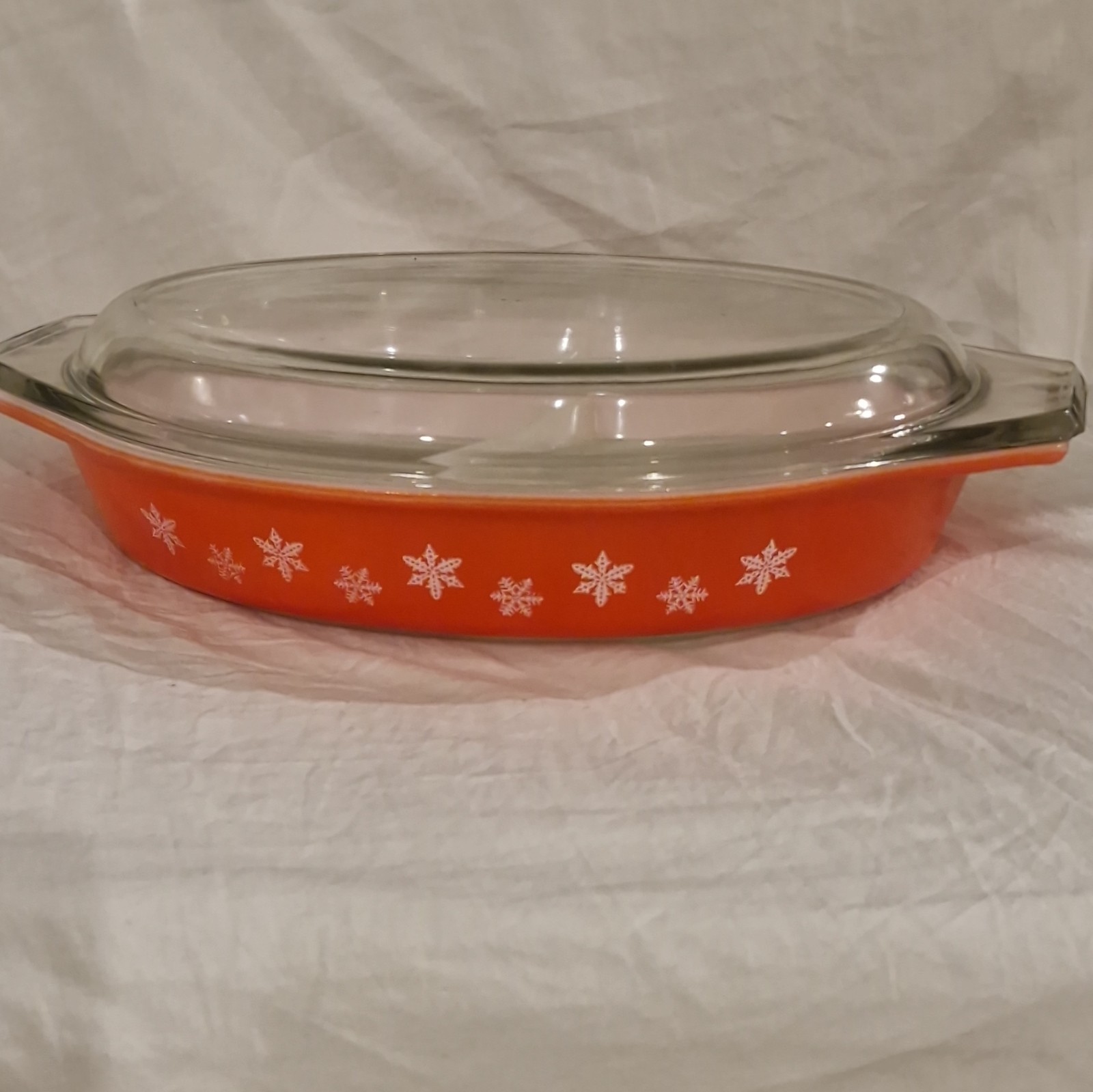 Vtg JAJ Pyrex Coral Red Snowflake Divided Casserole Dish England Glossy Base Vtg JAJ Pyrex Coral Red Snowflake Divided Casserole Dish England Glossy Base