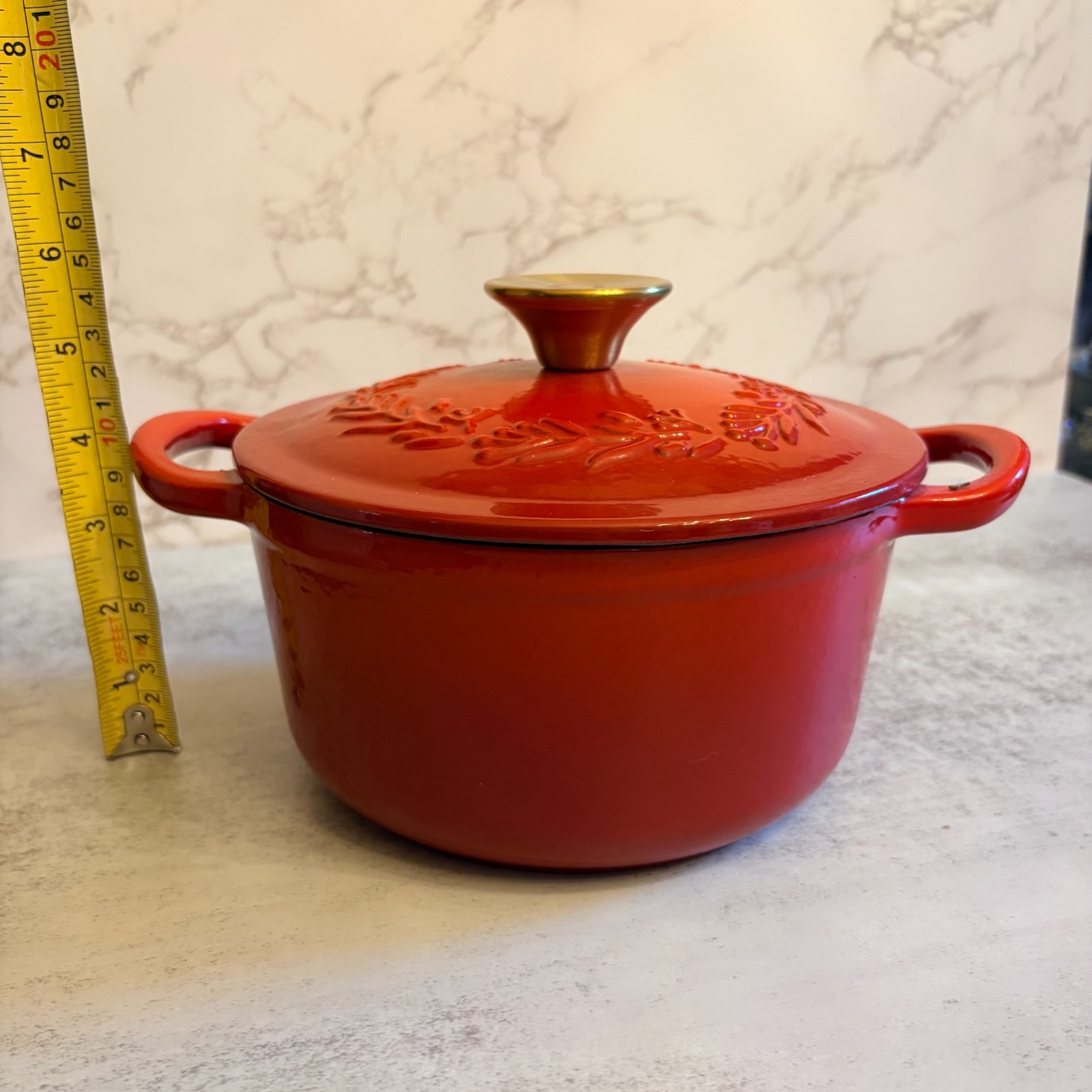 Crofton 4.6 Qt Red Enameled Cast Iron Dutch Oven Holiday Wreath Lid 9.5\