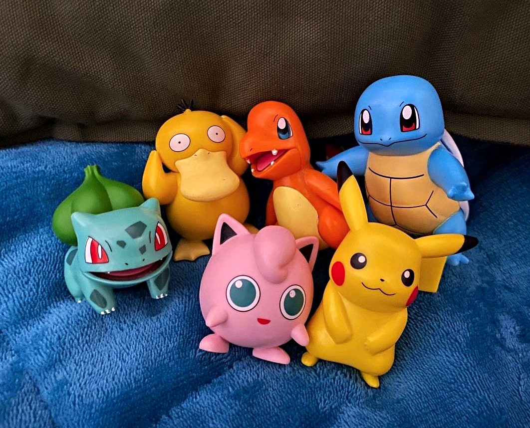 Pokémon Figurine Lot of 6 Bulbasaur Psyduck Charmander Squirtle