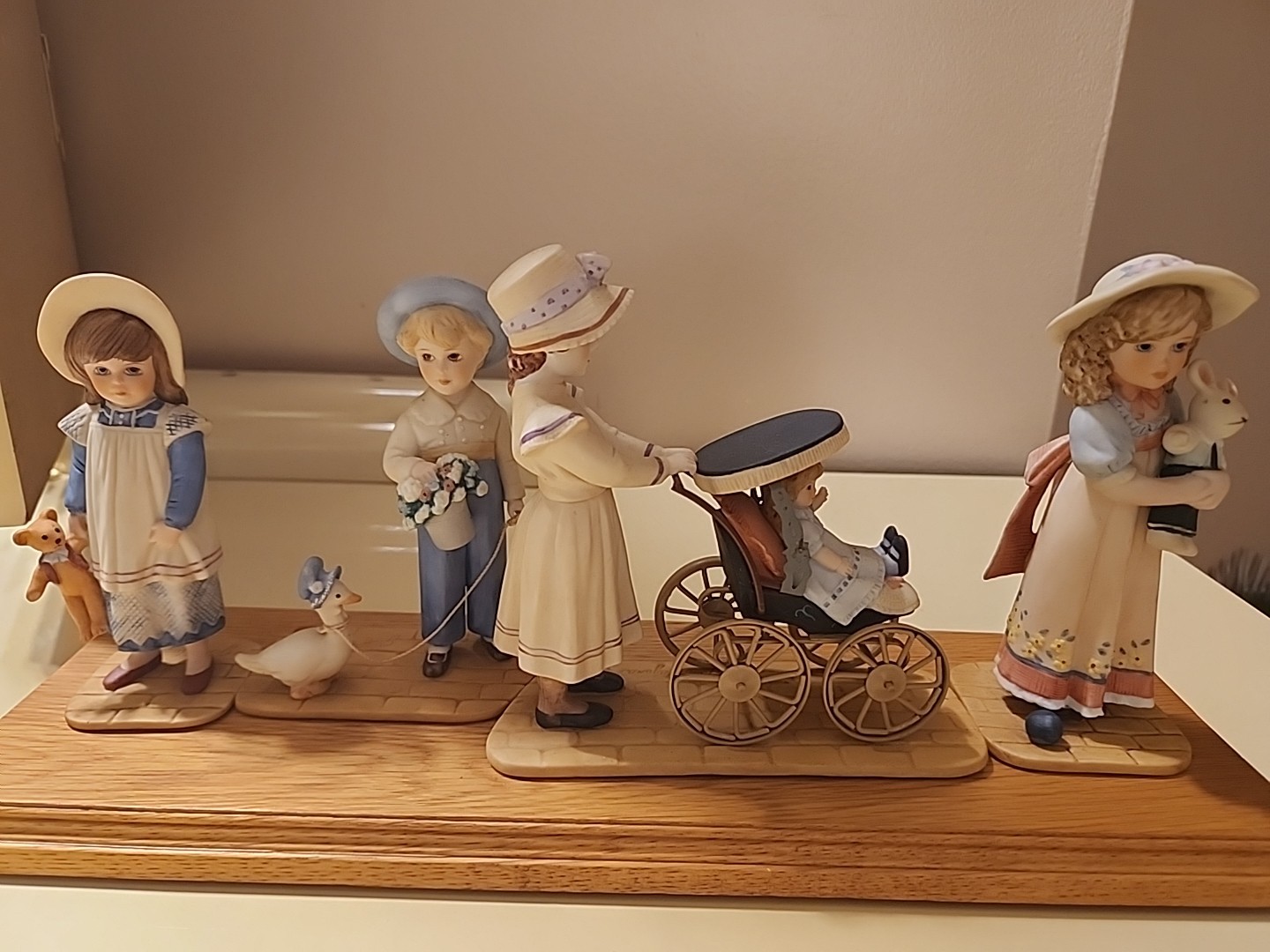 Vintage Jan Hagara Signature Collection 1985 In Line Figurine Set With Base