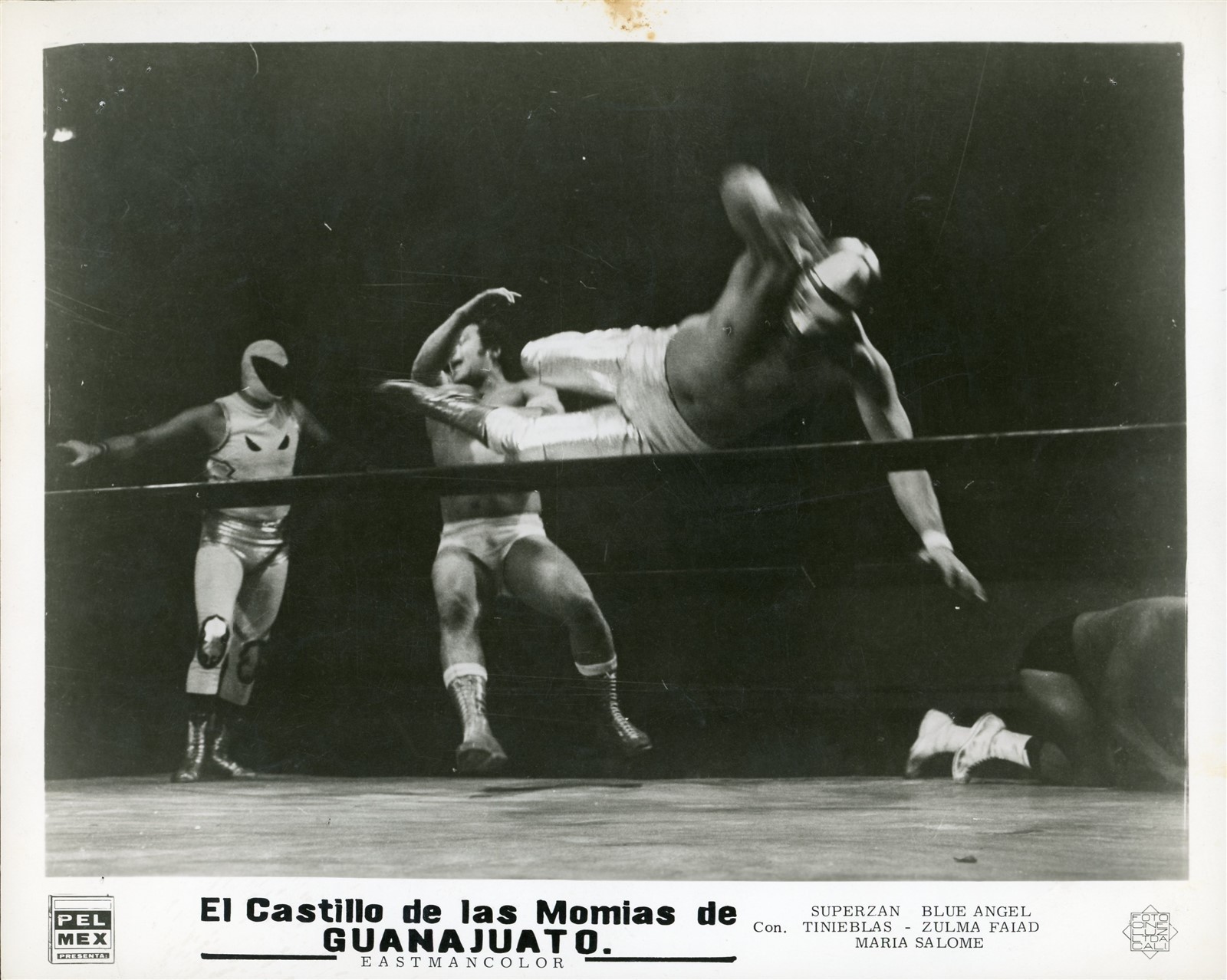 LMPE28 Orig Photo MEXICAN LUCHADORES 1973 CASTILLO DE LAS MOMIAS DE GUANAJUATO