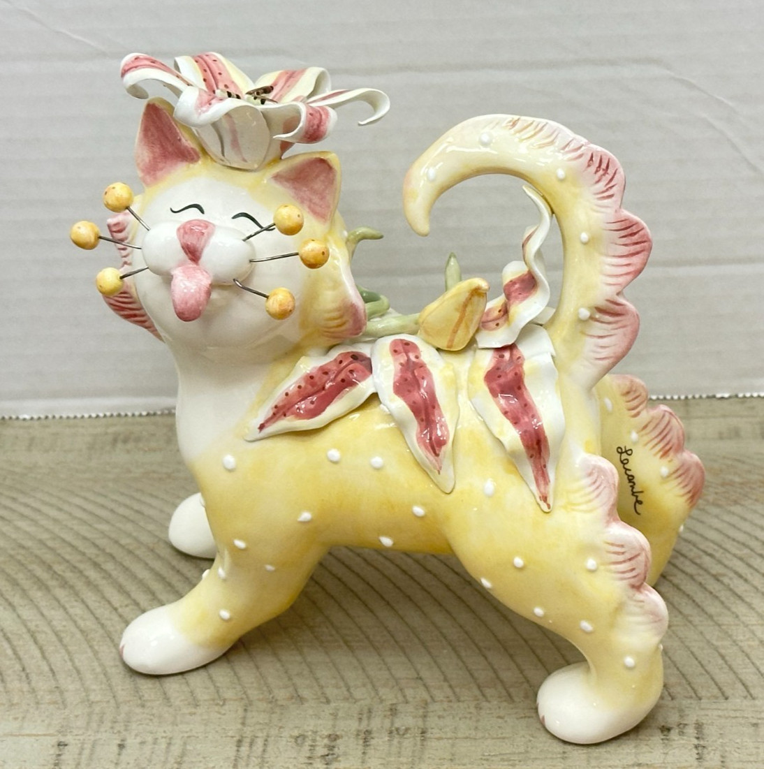 Amy Lacombe WhimsiClay Lily Garden Cat Figurine 2004 Willitts Designs #86183 Ret Amy Lacombe WhimsiClay Lily Garden Cat Figurine 2004 Willitts Designs #86183 Ret