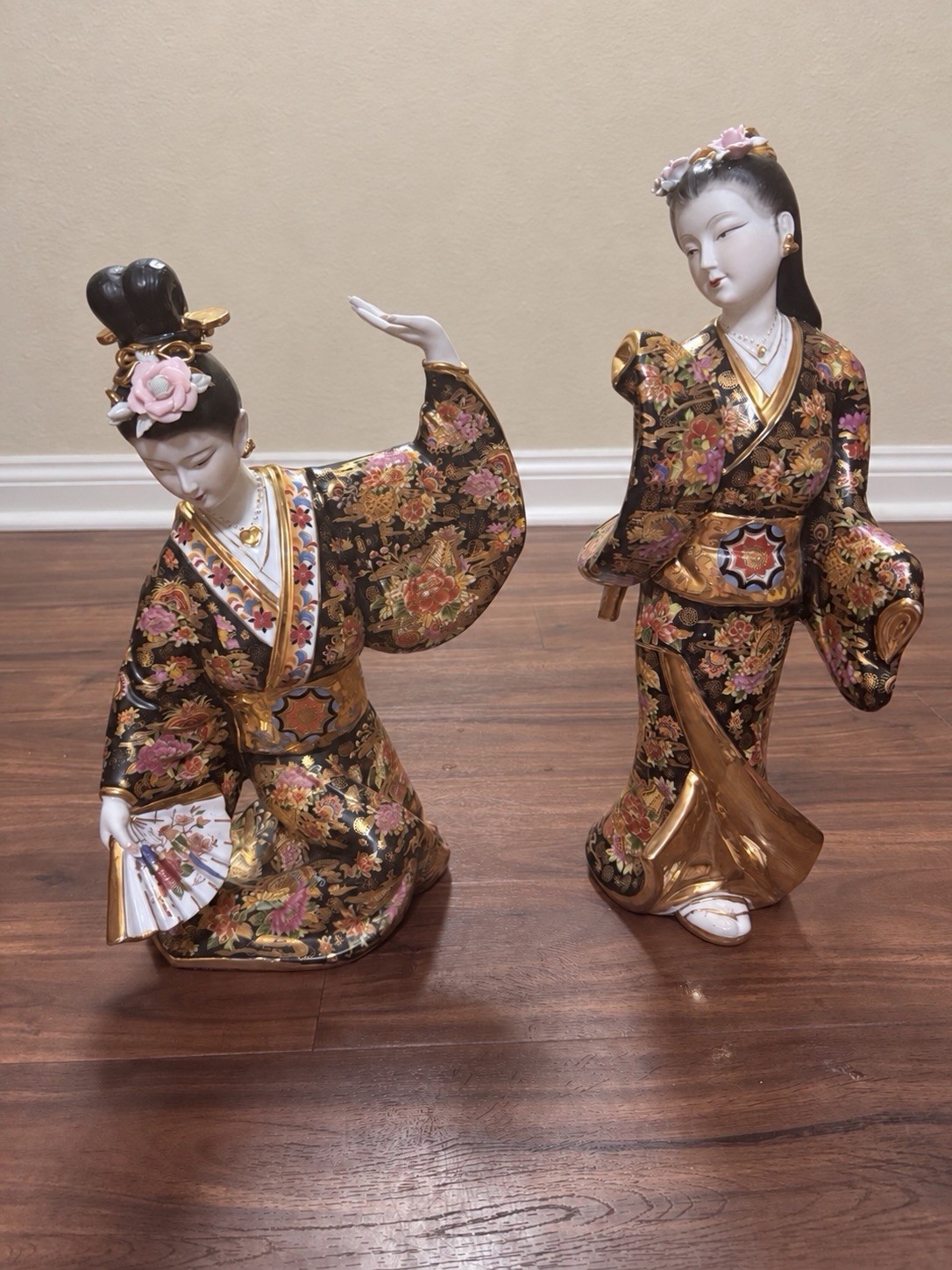 Beautiful matching pair of vintage Satsuma-style porcelain Japanese lady Beautiful matching pair of vintage Satsuma-style porcelain Japanese lady