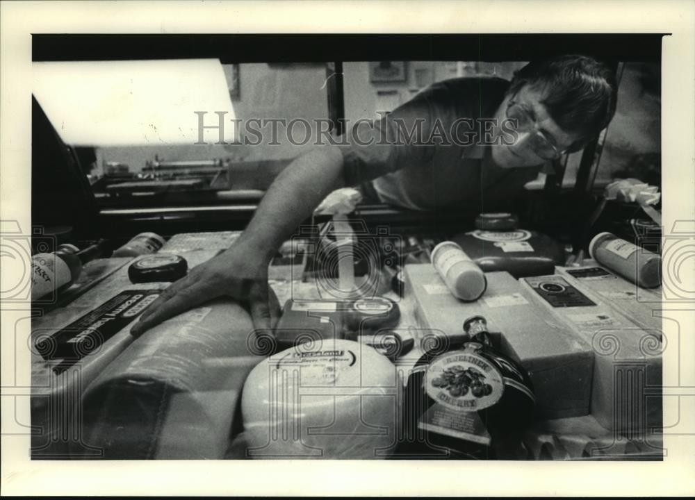1985 Press Photo Dick Rybicki Cheese Factory Display Case in Plover, Wisconsin
