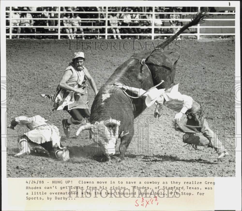 1988 Press Photo Bull rider Greg Rhodes struggles during Clovis Rodeo in Fresno
