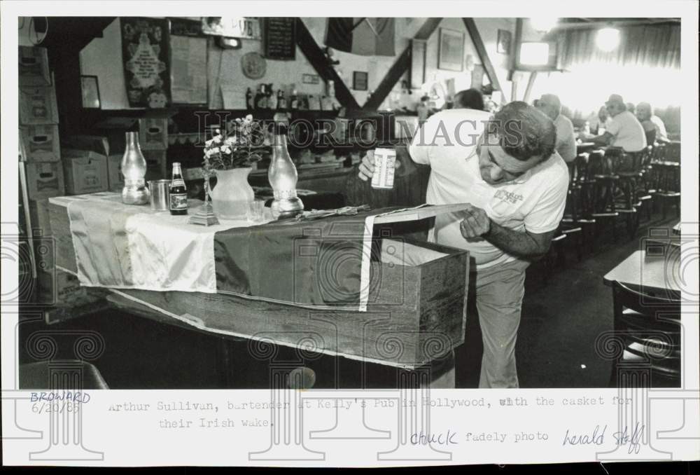 1985 Press Photo Kelly\'s Pub bartender Arthur Sullivan prepares for \