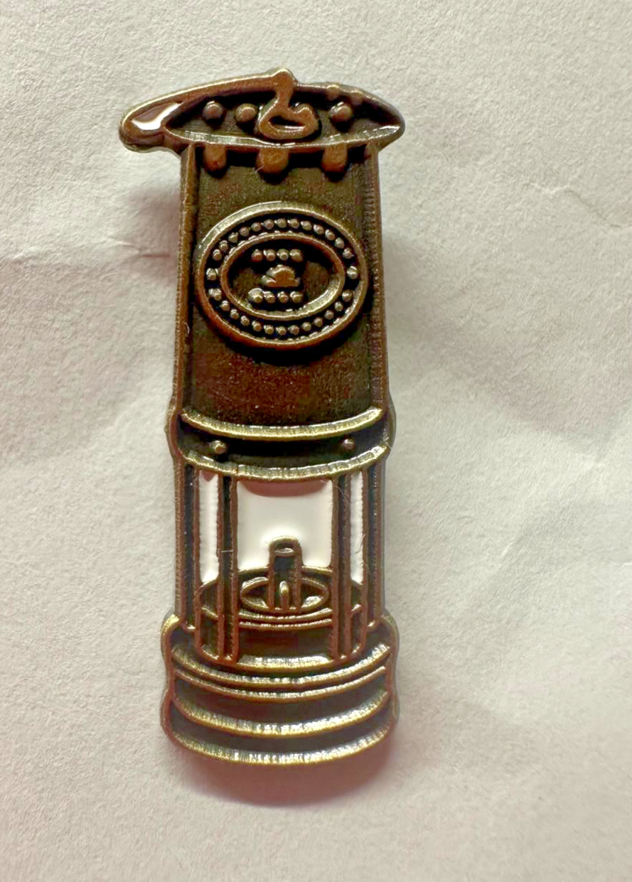 Miners Davy lamp pin badge. Safety lamp. Coal Tin Copper mines. Metal. Enamel.