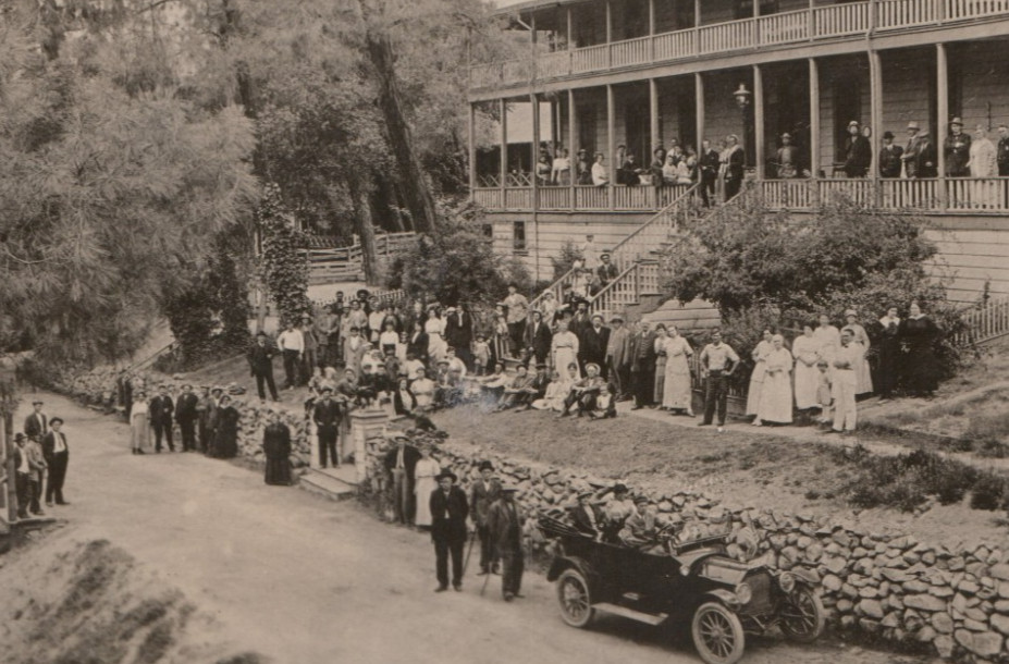 Hotel De Venada California Hot Springs Tulare Co people crowd car RPPC Postcard