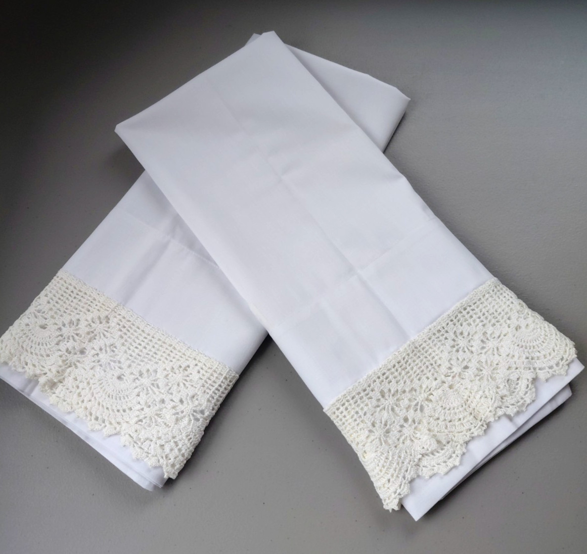 2 Dan River DANTREL White Crocheted Borders NOS Pillowcases Standard Cottage NEW 2 Dan River DANTREL White Crocheted Borders NOS Pillowcases Standard Cottage NEW