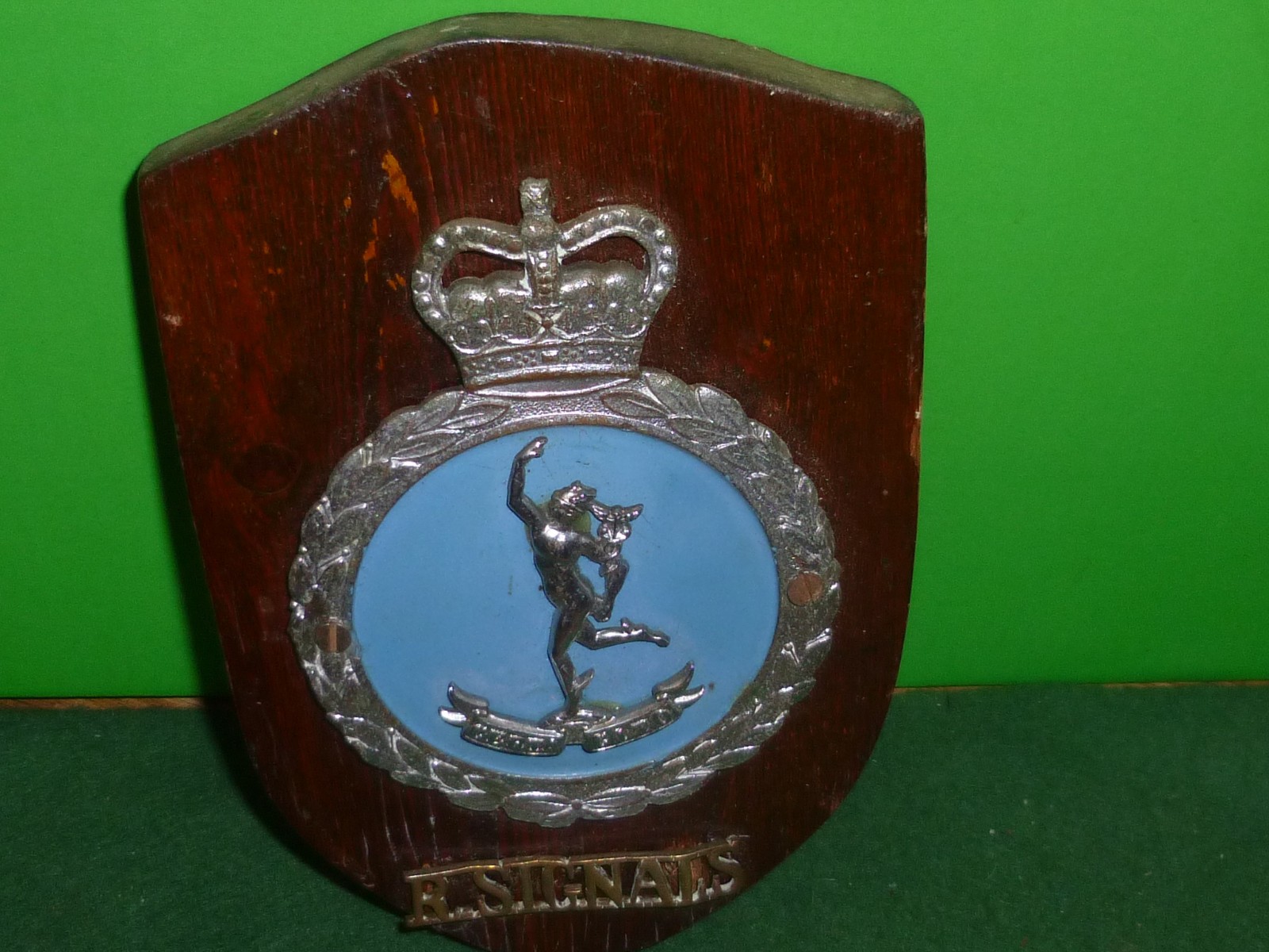 VINTAGE ROYAL CORPS OF SIGNALS CAR BADGE MASCOT EMBLEM