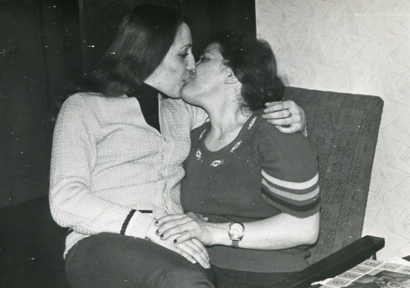 Pretty women kiss kissing couple lesbian int vintage photo