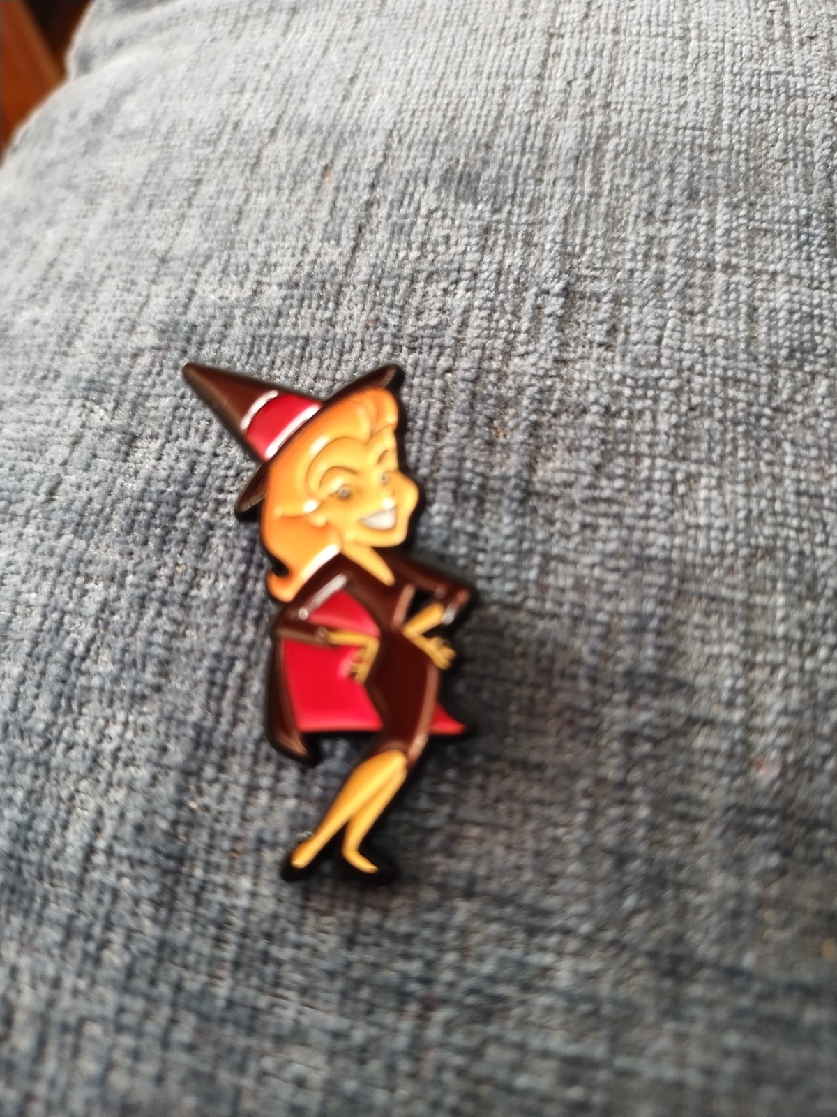 BEWITCHED Enamel Pinback  Broach Samantha Stephens Classic