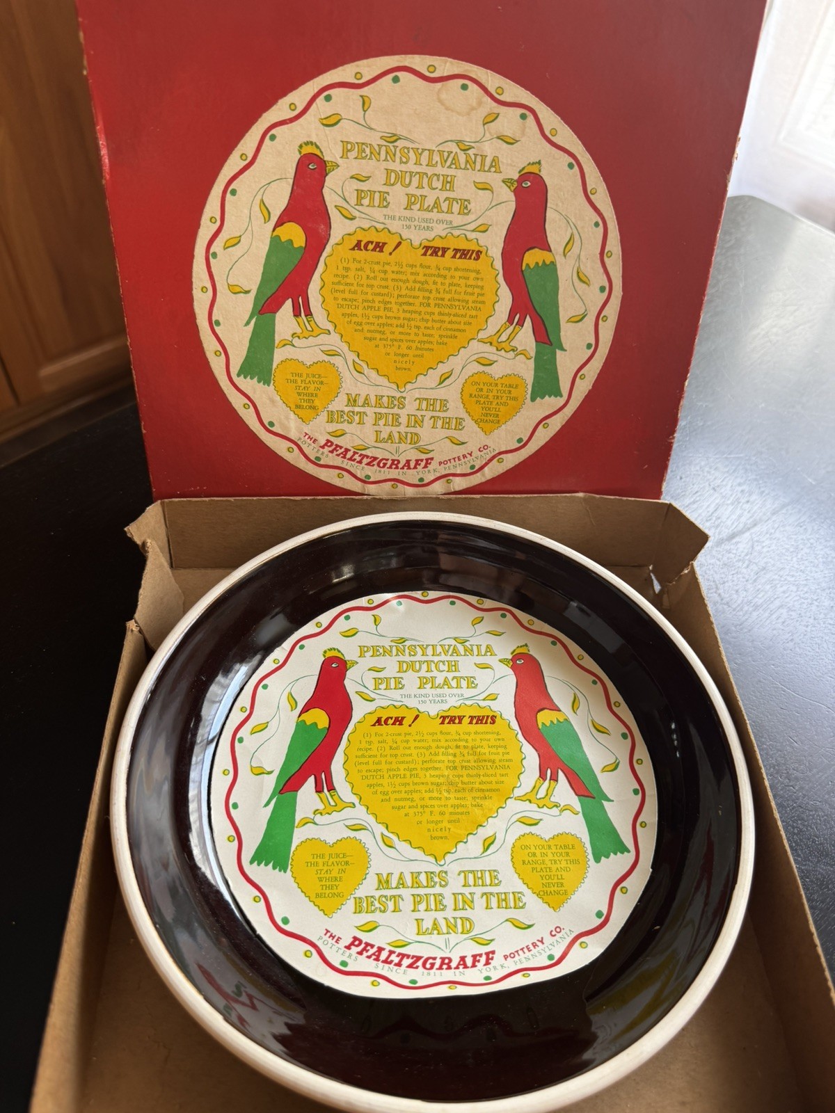 PFALTZGRAFF PENNSYLVANIA DUTCH PIE PLATE BURGUNDY GLAZE BAKER W/ORIGINAL BOX