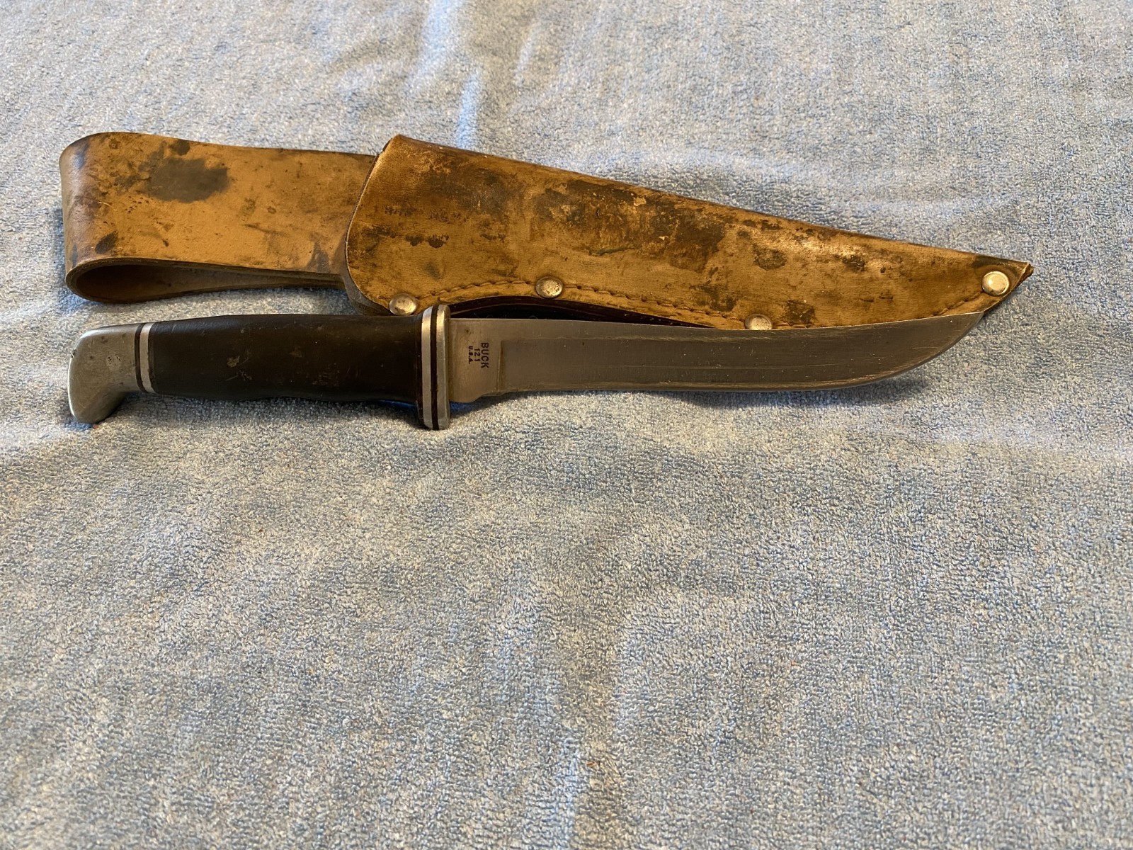 VINTAGE BUCK 121 HUNTING KNIFE PHENOLIC HANDLE AND AFTERMARKET SHEATH - USED