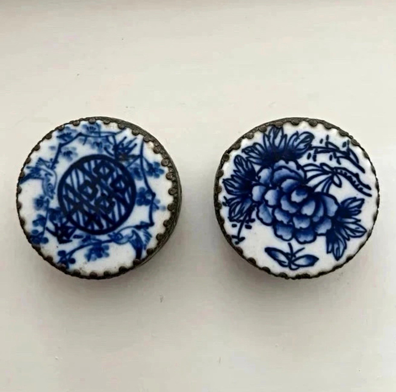 Pair of Vintage Chinese Blue & White Porcelain Trinket Pill Boxes Mirrored Pair of Vintage Chinese Blue & White Porcelain Trinket Pill Boxes Mirrored