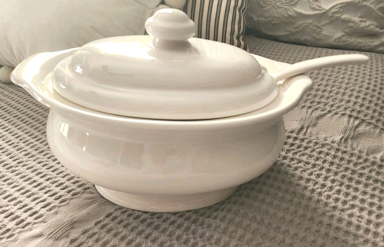 Vintage Pfaltzgraff Hearth White Stonewear Soup Tureen w/ Ladle & Lid 3.5 Quart