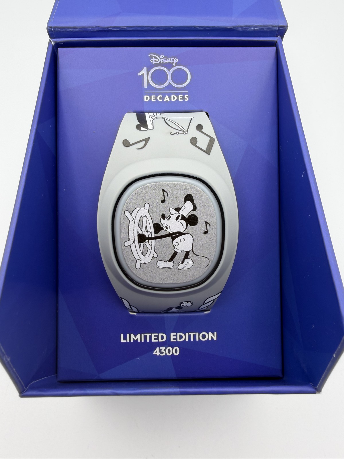 Disney MagicBand+ Steamboat Willie Mickey Limited Edition 4300 Gray Wristband