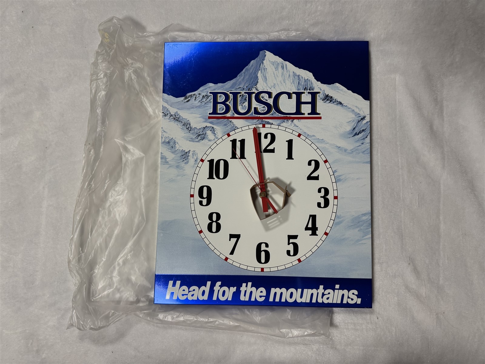 VINTAGE 1986 BUSCH BEER HEAD FOR THE MOUNTAINS METAL WALL CLOCK SIGN SIGNET