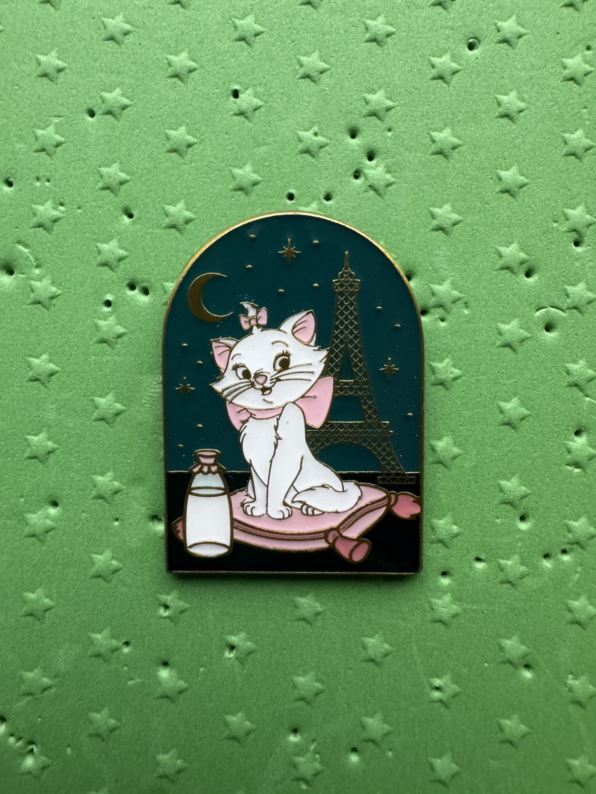 Disney Loungefly Cats and Dogs Outdoor Scene Pin - Marie
