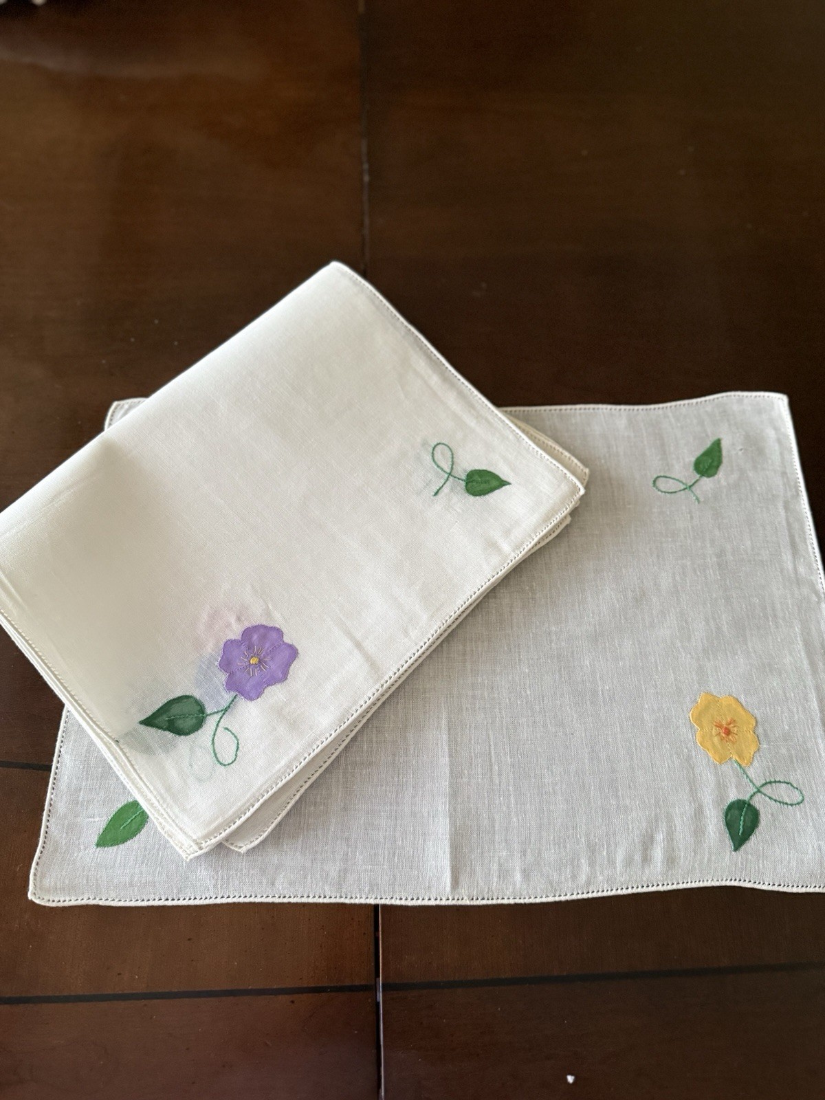 Beautiful VTG Placemats 6 @ 12” x 18” White Linen Placemats w/Appliquéd Flowers Beautiful VTG Placemats 6 @ 12” x 18” White Linen Placemats w/Appliquéd Flowers