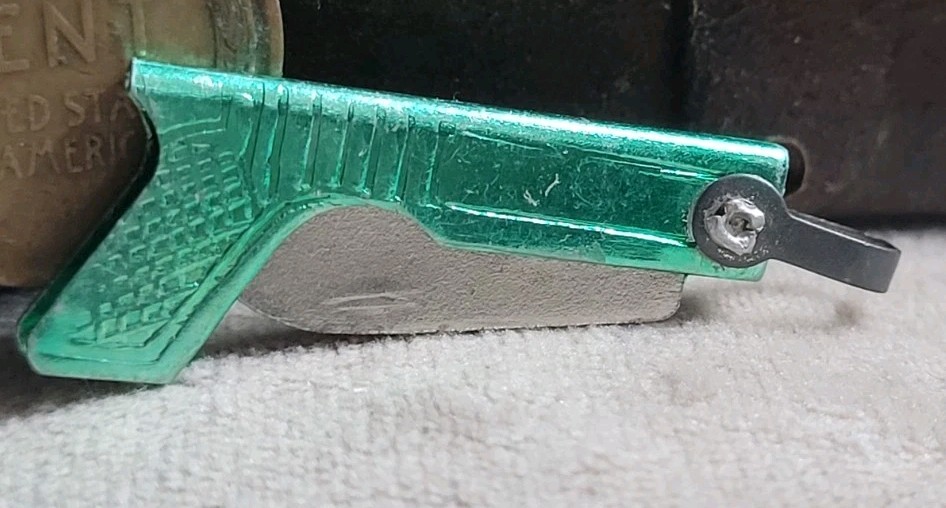 Vintage Tiny POCKET KNIFE SHAPED LIKE A GUN GUMBALL CHARM PRIZE TOY