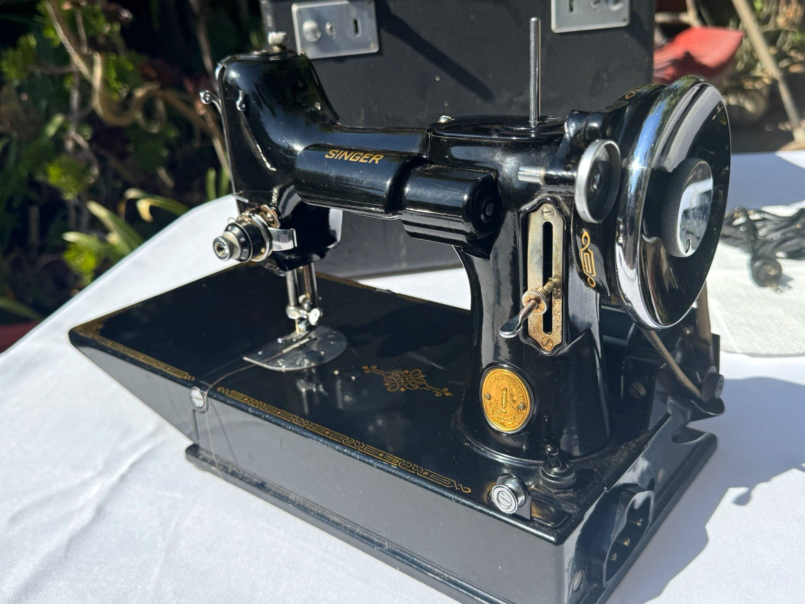 SINGER 221 Featherweight Vintage Black/Gold Sewing Machine w/ Case
