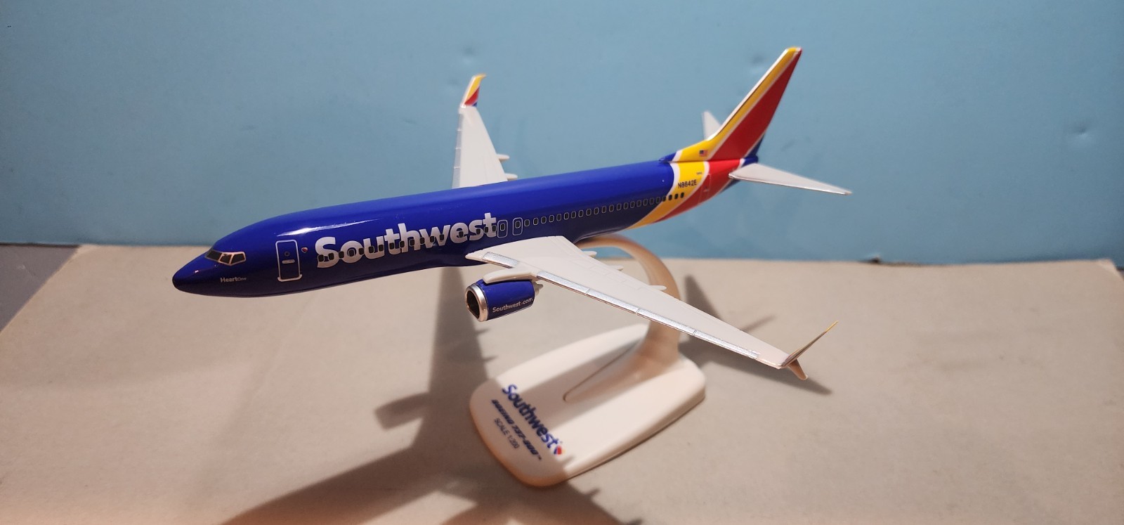 SKYMARKS FLIGHT (SKF005) SOUTHWEST 737-800 1:200 SCALE MODEL WITH DISPLAY STAND