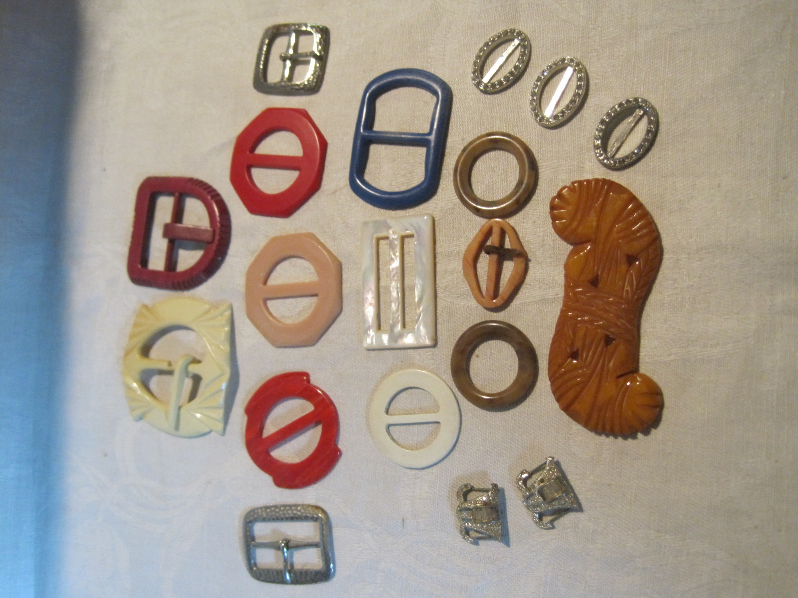 Vintage miscellaneous belt buckle lot, plastic, metal, rhinestone, etc.