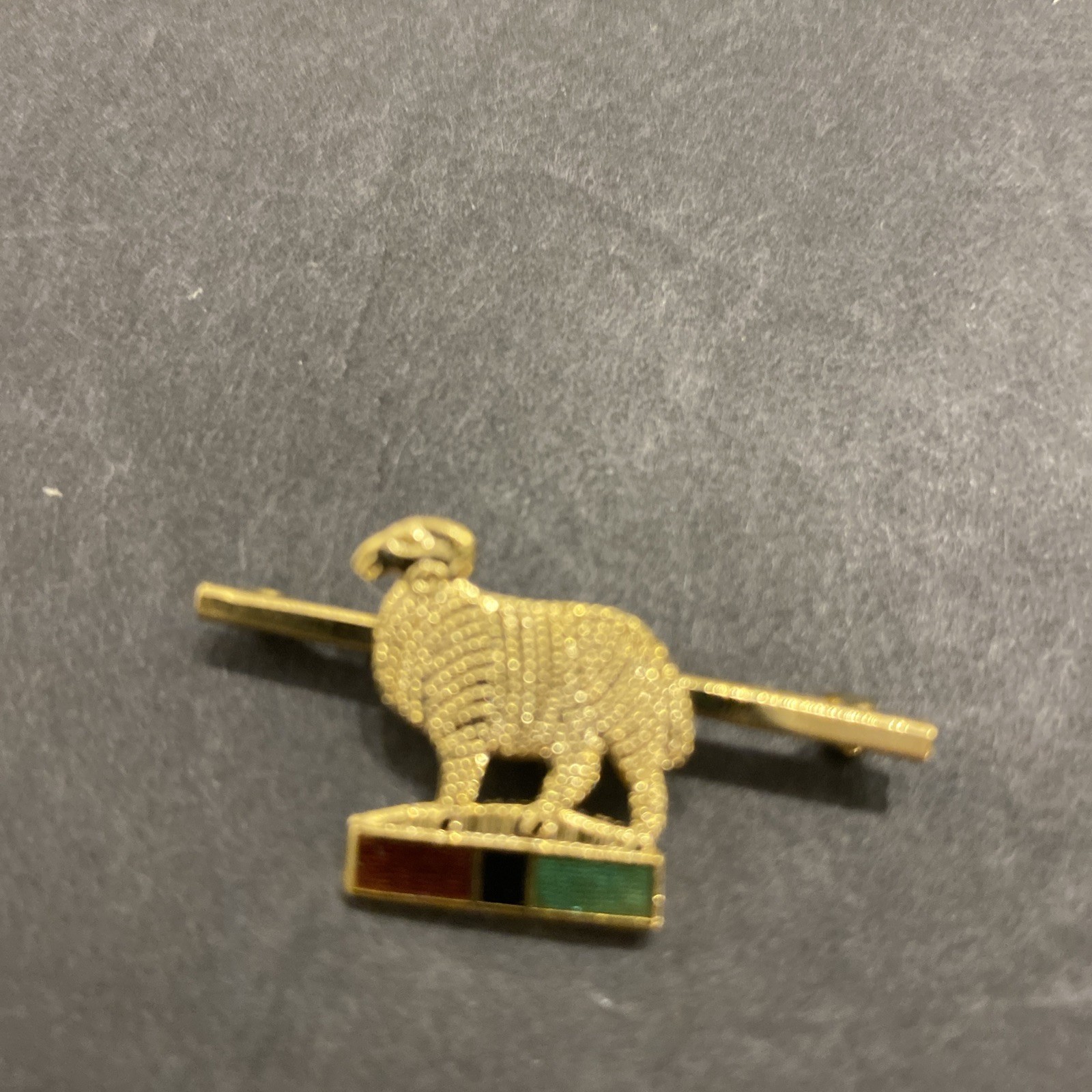 VTG YOUNG'S RAM BREWERY TIE PIN LAPEL BADGE PIN GOLD TONE METAL COLLECTIBLE NG