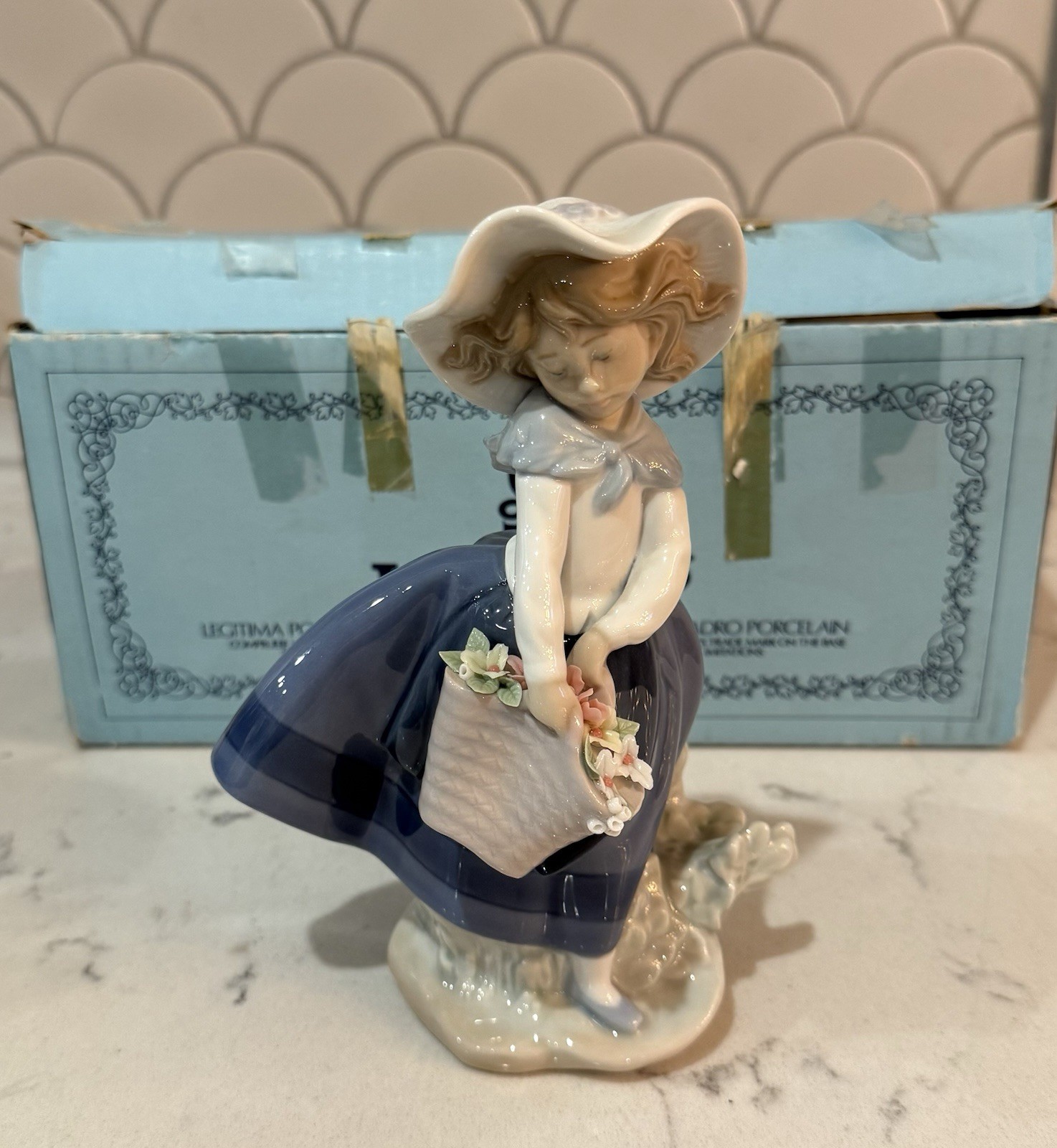Lladro “Pretty Pickings” 5222 ARTIST SIGNATURE With Box