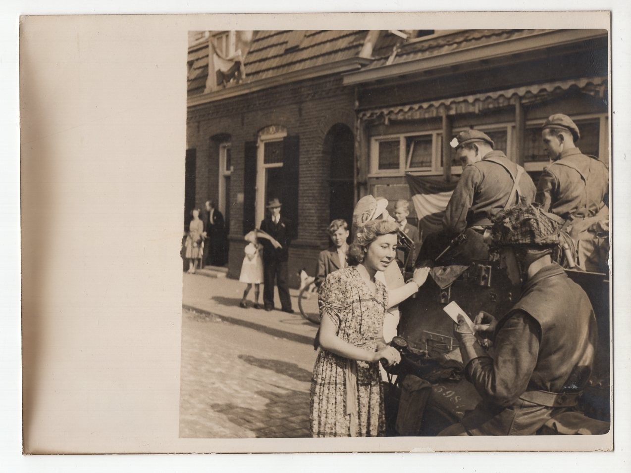 British Troops Liberate Eindhoven Dutch Town Soldiers Tank 4598 1944 Photo