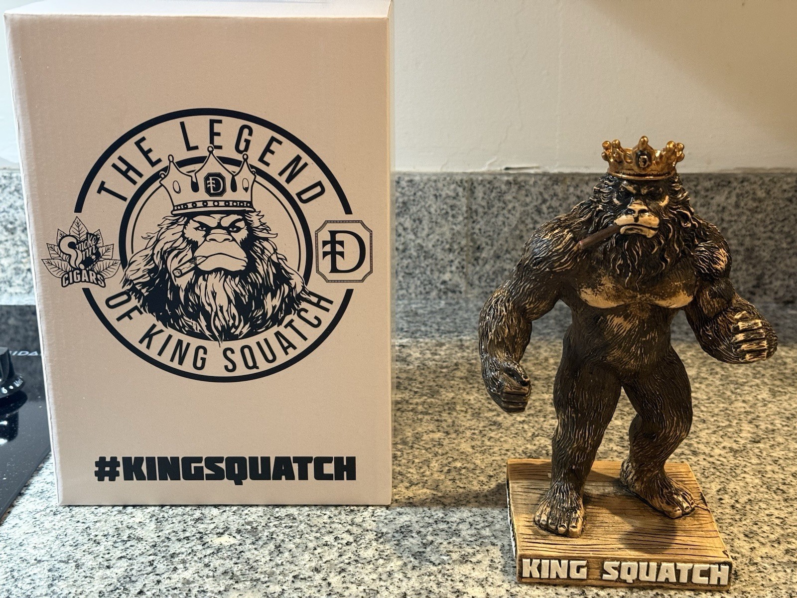 DUNBARTON TOBACCO & TRUST KING SQUATCH STATUE (SAKASQUATCH) BRAND NEW RARE