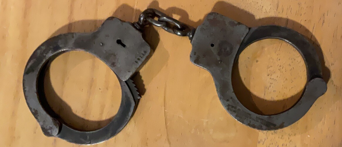 ANTIQUE  PEERLESS HANDCUFF CO, SPRINGFIELD ,MASS PATENTED 1915-1925 ,NO KEY