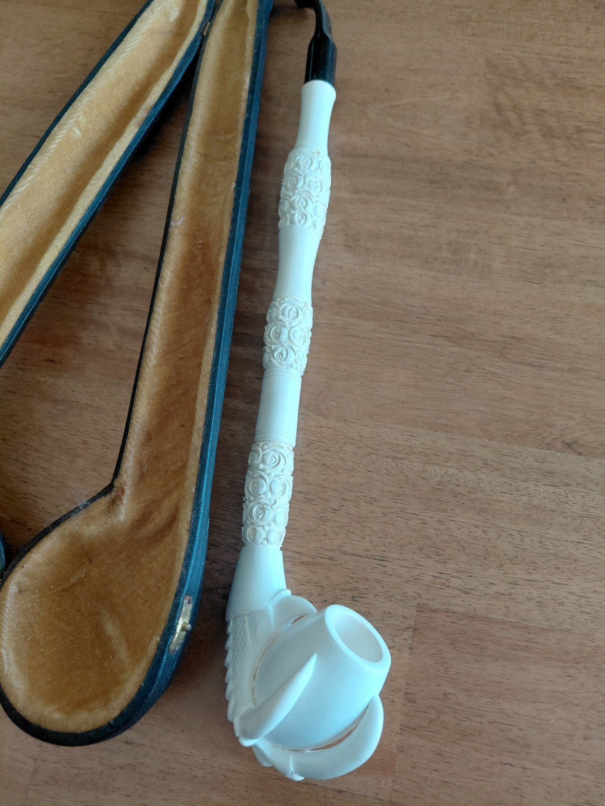 White Meerschaum Tobacco Pipe, Unused Long Carved Stem original Leather Case Loo