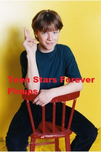 Jonathan Jackson 4×6 Photo vintage picture celebrity pix 90’s red chair legs