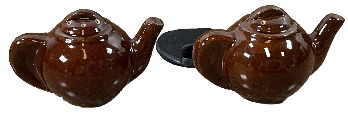 Vintage Pottery Teapot Salt and Pepper Shakers Vintage Pottery Teapot Salt and Pepper Shakers