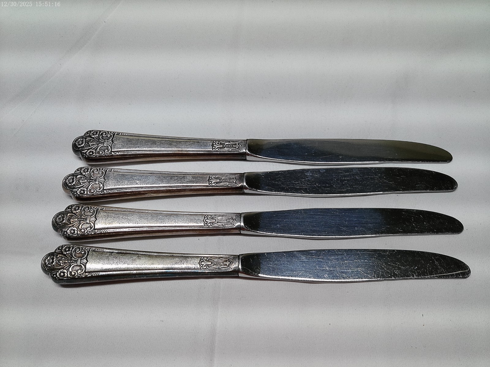 4 Rogers Deluxe Silverplate Precious Pattern Dinner Knives 9-5/16\