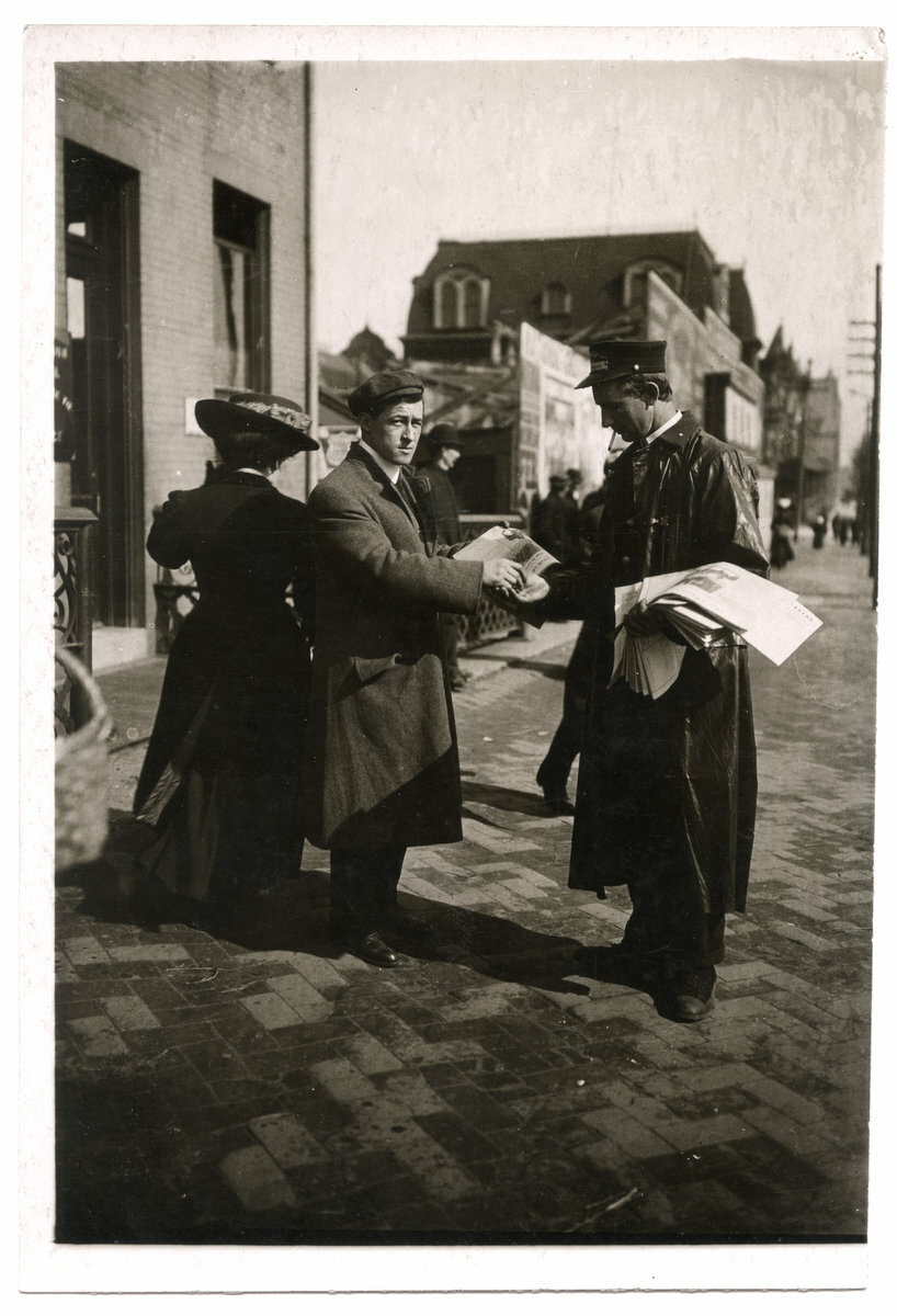 c.1920's PRESS PHOTO - BUYING A NEWSPAPER PARIS?