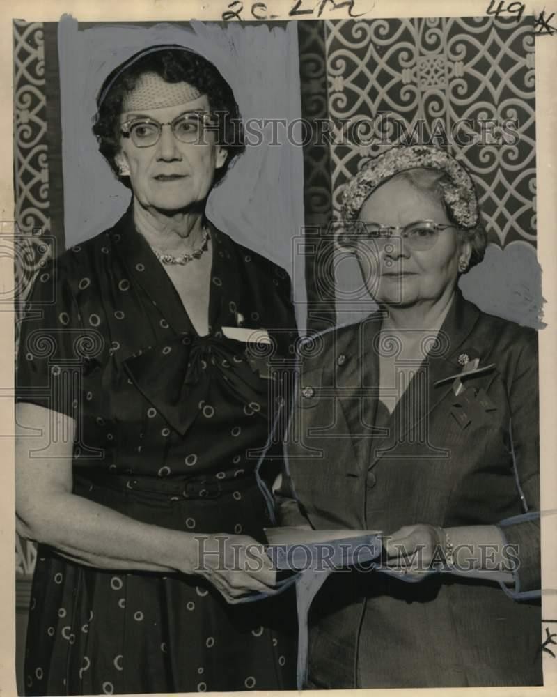 1957 Press Photo International Order of the King\'s Daughters and Sons Attendees 1957 Press Photo International Order of the King\'s Daughters and Sons Attendees