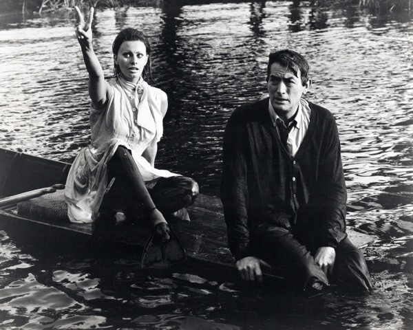 Arabesque 1966 Sophia Loren & Gregory Peck fall in Oxford river 8x10 inch photo