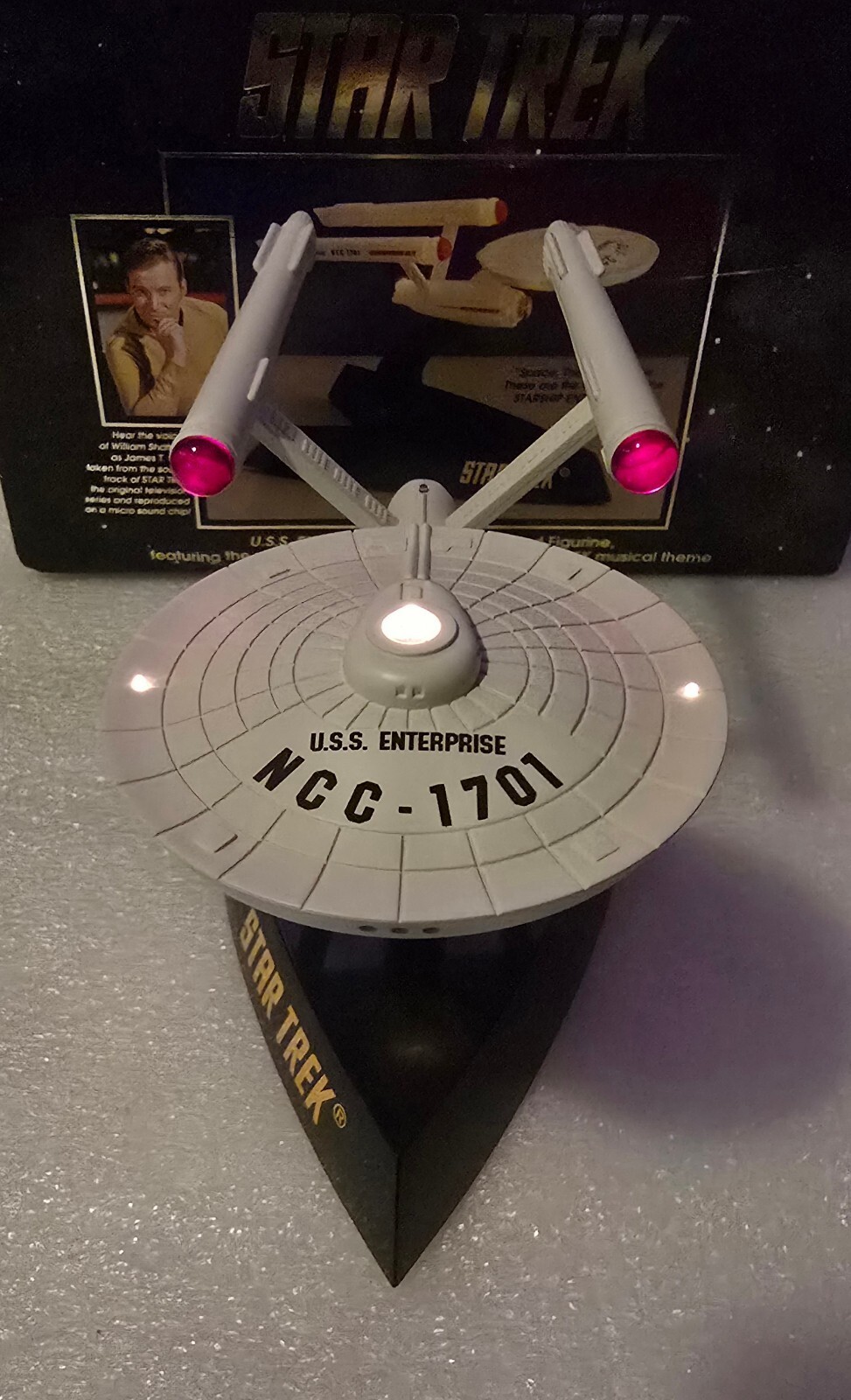 VTG Star Trek U.S.S. Enterprise NCC-1701 Ship Lights & Sounds of James T. Kirk