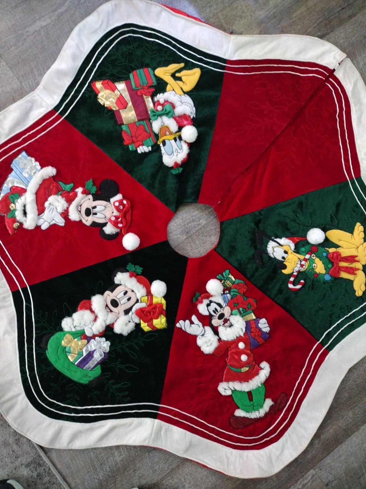 Disney Parks Mickey Mouse and Friends Christmas Tree Skirt Vintage-RETIRED 43 in Disney Parks Mickey Mouse and Friends Christmas Tree Skirt Vintage-RETIRED 43 in