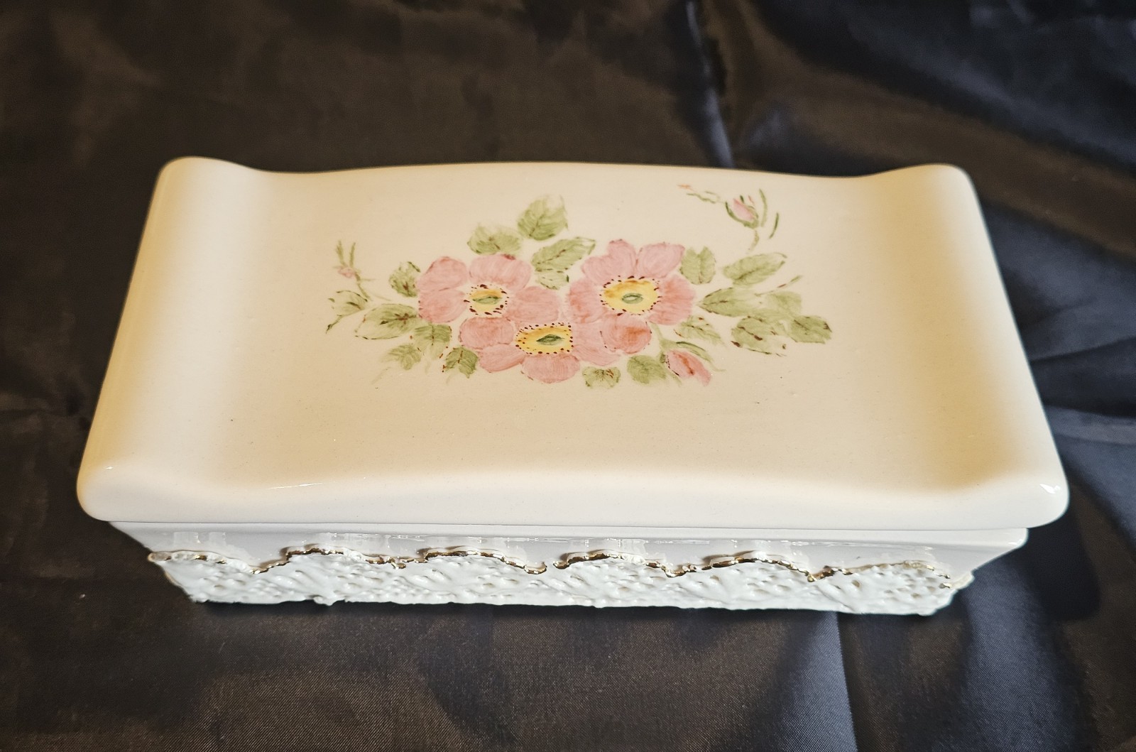 Vtg Porcelain Trinket Box With Hand-Painted Roses & Goldtone Trim Lace Edge