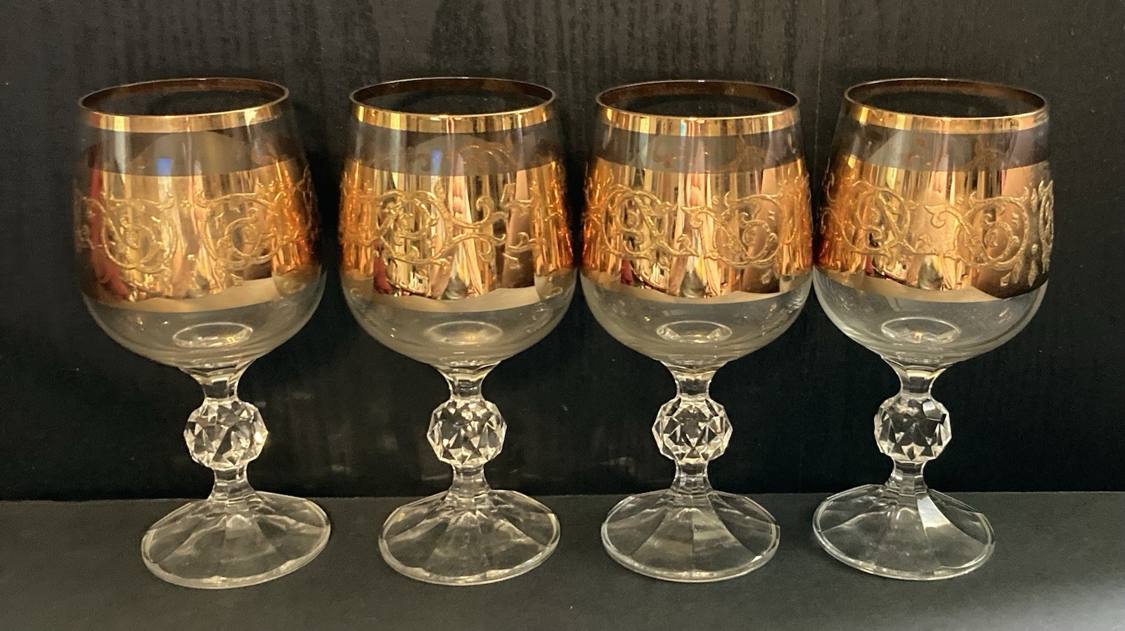 Vtg Set of 4Brandy, Congnac, Whiskey Snifter Glasses W/ Gold Rim And Band. Vtg Set of 4Brandy, Congnac, Whiskey Snifter Glasses W/ Gold Rim And Band.