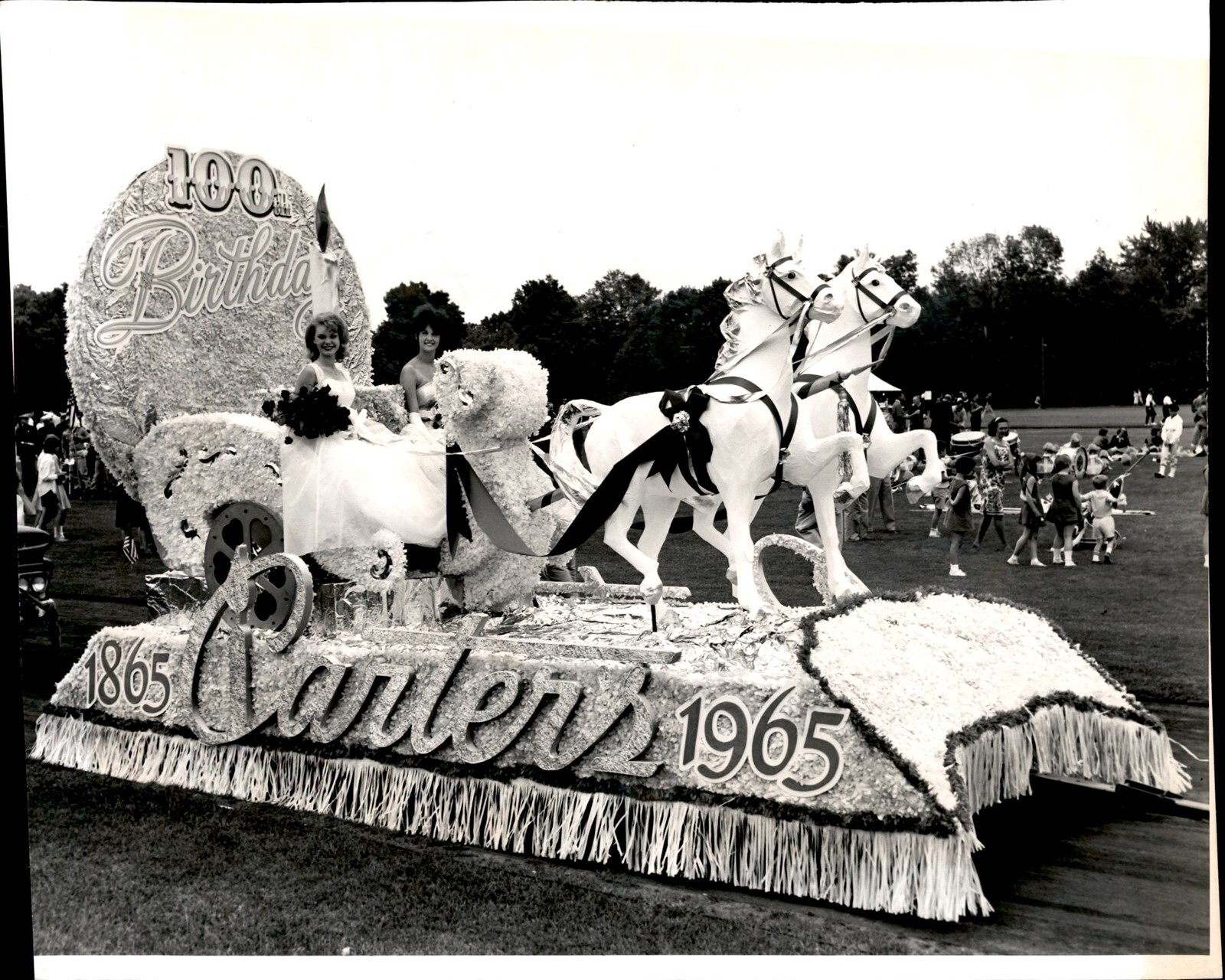 LG56 1965 Original Photo CARTERS 100TH BIRTHDAY PARADE FLOAT PAGEANT MODELS LG56 1965 Original Photo CARTERS 100TH BIRTHDAY PARADE FLOAT PAGEANT MODELS